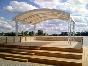 Escenario con techo de arco redondo